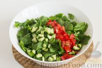Фото приготовления рецепта: Салат из шпината с помидорами, огурцами и кукурузой - шаг №3