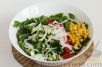 Фото приготовления рецепта: Салат из шпината с помидорами, огурцами и кукурузой - шаг №4