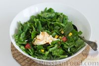 Фото приготовления рецепта: Салат из шпината с помидорами, огурцами и кукурузой - шаг №5