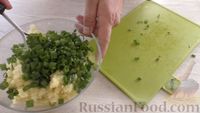 Фото приготовления рецепта: Пирог из лаваша  с картошкой, сыром и зелёным луком - шаг №2