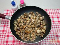 Фото приготовления рецепта: Салат с шампиньонами, яйцами и огурцами - шаг №4