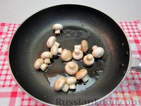Фото приготовления рецепта: Салат с шампиньонами, яйцами и огурцами - шаг №5