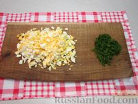 Фото приготовления рецепта: Салат с шампиньонами, яйцами и огурцами - шаг №8
