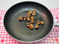 Фото приготовления рецепта: Салат с шампиньонами, яйцами и огурцами - шаг №6
