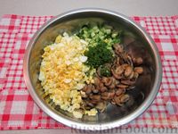 Фото приготовления рецепта: Салат с шампиньонами, яйцами и огурцами - шаг №10
