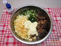 Фото приготовления рецепта: Салат с шампиньонами, яйцами и огурцами - шаг №11