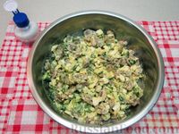 Фото приготовления рецепта: Салат с шампиньонами, яйцами и огурцами - шаг №12