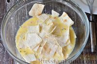 Фото приготовления рецепта: Омлет с лавашом, сыром, ветчиной и зеленью - шаг №6