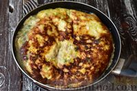 Фото приготовления рецепта: Омлет с лавашом, сыром, ветчиной и зеленью - шаг №8