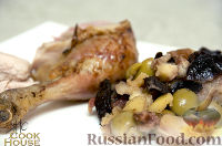 Фото приготовления рецепта: Курица с черносливом, яблоками и оливками - шаг №5