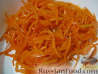 Фото приготовления рецепта: Салат "Каприз" с корейской морковью и черносливом - шаг №3