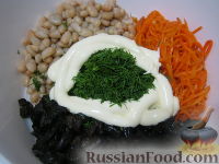 Фото приготовления рецепта: Салат "Каприз" с корейской морковью и черносливом - шаг №7