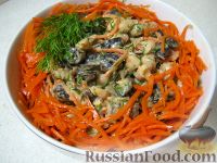 Фото приготовления рецепта: Салат "Каприз" с корейской морковью и черносливом - шаг №9