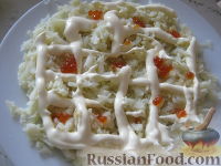 Фото приготовления рецепта: Салат с красной икрой "Царский" - шаг №10