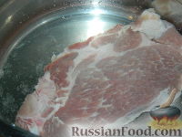 Фото приготовления рецепта: Суп из свинины с шампиньонами и горошком - шаг №2
