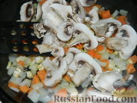 Фото приготовления рецепта: Суп из свинины с шампиньонами и горошком - шаг №8