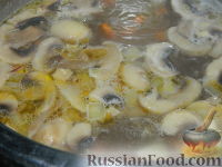 Фото приготовления рецепта: Суп из свинины с шампиньонами и горошком - шаг №9