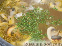 Фото приготовления рецепта: Суп из свинины с шампиньонами и горошком - шаг №12