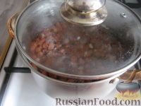 Фото приготовления рецепта: Омлет с сосисками и овощами - шаг №5