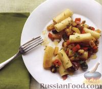 Фото к рецепту: Макароны с орешками, оливками, каперсами и болгарским перцем