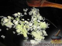 Фото приготовления рецепта: Картофельная запеканка с колбасой и сыром (на сковороде) - шаг №15