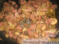 Фото приготовления рецепта: Открытый пирог с грибами и домашними колбасками - шаг №3