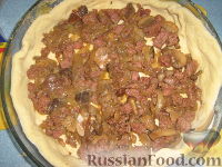 Фото приготовления рецепта: Открытый пирог с грибами и домашними колбасками - шаг №4