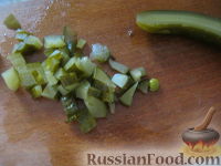 Фото приготовления рецепта: Салат из кальмаров с маринованными огурцами - шаг №5