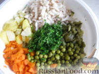 Фото приготовления рецепта: Салат из кальмаров с маринованными огурцами - шаг №8