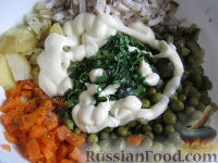 Фото приготовления рецепта: Салат из кальмаров с маринованными огурцами - шаг №9
