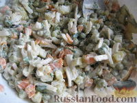 Фото приготовления рецепта: Салат из кальмаров с маринованными огурцами - шаг №10