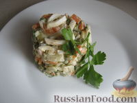 Фото приготовления рецепта: Салат из кальмаров с маринованными огурцами - шаг №11