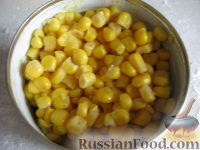 Фото приготовления рецепта: Быстрый салат с кукурузой и сухариками - шаг №2