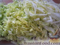 Фото приготовления рецепта: Быстрый салат с кукурузой и сухариками - шаг №6
