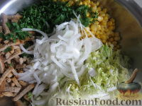 Фото приготовления рецепта: Быстрый салат с кукурузой и сухариками - шаг №7