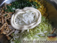 Фото приготовления рецепта: Быстрый салат с кукурузой и сухариками - шаг №8