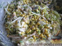 Фото приготовления рецепта: Быстрый салат с кукурузой и сухариками - шаг №9