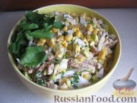 Фото приготовления рецепта: Быстрый салат с кукурузой и сухариками - шаг №10
