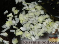 Фото приготовления рецепта: Картофельная запеканка с зеленым горошком и фаршем - шаг №1