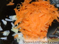 Фото приготовления рецепта: Картофельная запеканка с зеленым горошком и фаршем - шаг №2
