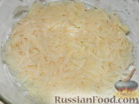 Фото приготовления рецепта: Картофельная запеканка с зеленым горошком и фаршем - шаг №9
