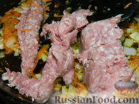 Фото приготовления рецепта: Картофельная запеканка с зеленым горошком и фаршем - шаг №3