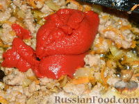 Фото приготовления рецепта: Картофельная запеканка с зеленым горошком и фаршем - шаг №5