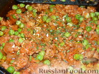 Фото приготовления рецепта: Картофельная запеканка с зеленым горошком и фаршем - шаг №7