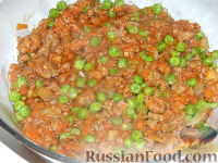Фото приготовления рецепта: Картофельная запеканка с зеленым горошком и фаршем - шаг №8