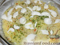 Фото приготовления рецепта: Картофельная запеканка с зеленым горошком и фаршем - шаг №12