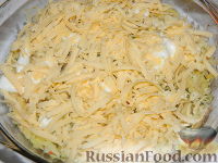 Фото приготовления рецепта: Картофельная запеканка с зеленым горошком и фаршем - шаг №13