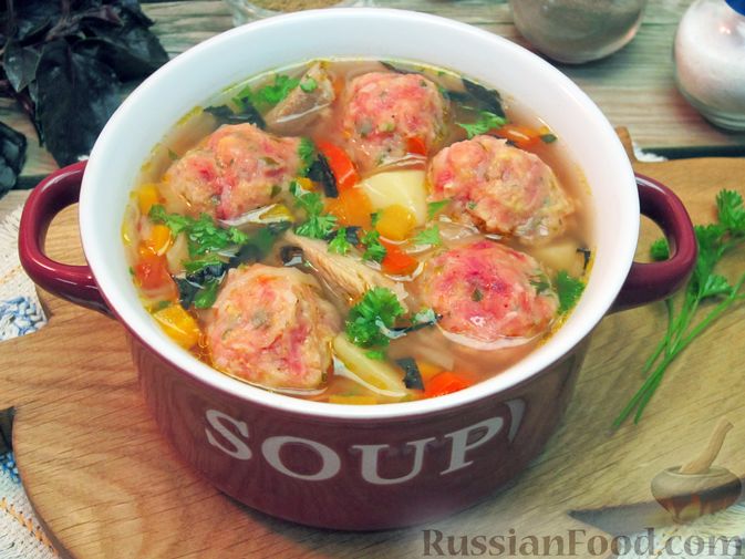 Куриный суп с овощами и свекольными клецками