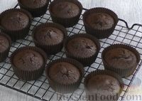 Фото приготовления рецепта: Шоколадно-кофейные капкейки с малиновым конфи - шаг №18