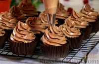 Фото приготовления рецепта: Шоколадно-кофейные капкейки с малиновым конфи - шаг №22